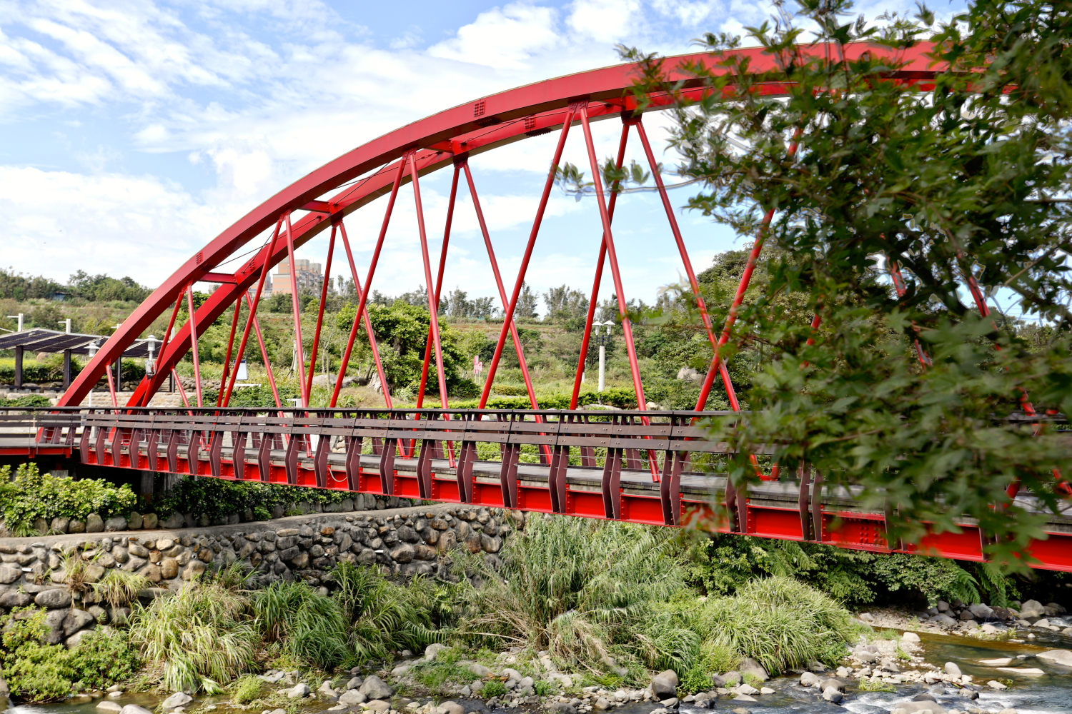 彎彎的紅橋正是取名虹橋的由來
