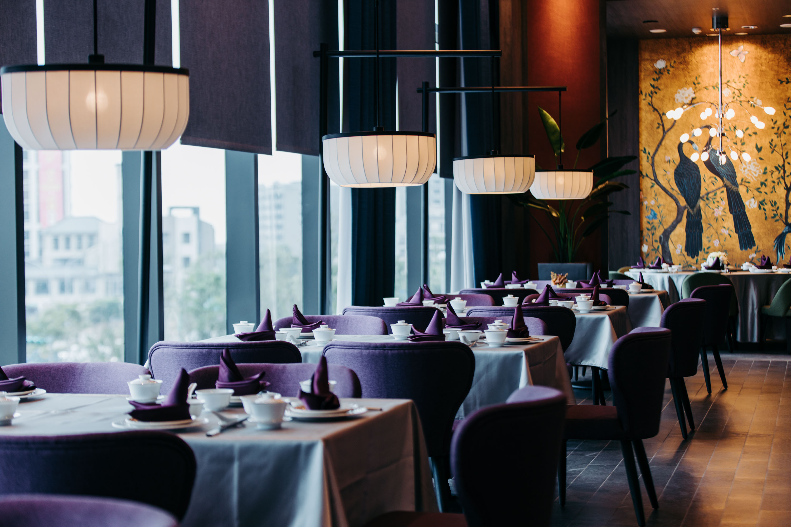 2F【逸薈軒 Yi Hui Xuan】匯集川、揚精緻美食的中餐廳，以新東方設計風格展現優質品味的用餐環境，挑高的空間、恬靜怡人，獨立包廂及單點區共計 130席，座位寬敞舒適，想要遠離塵囂、享受天上人間