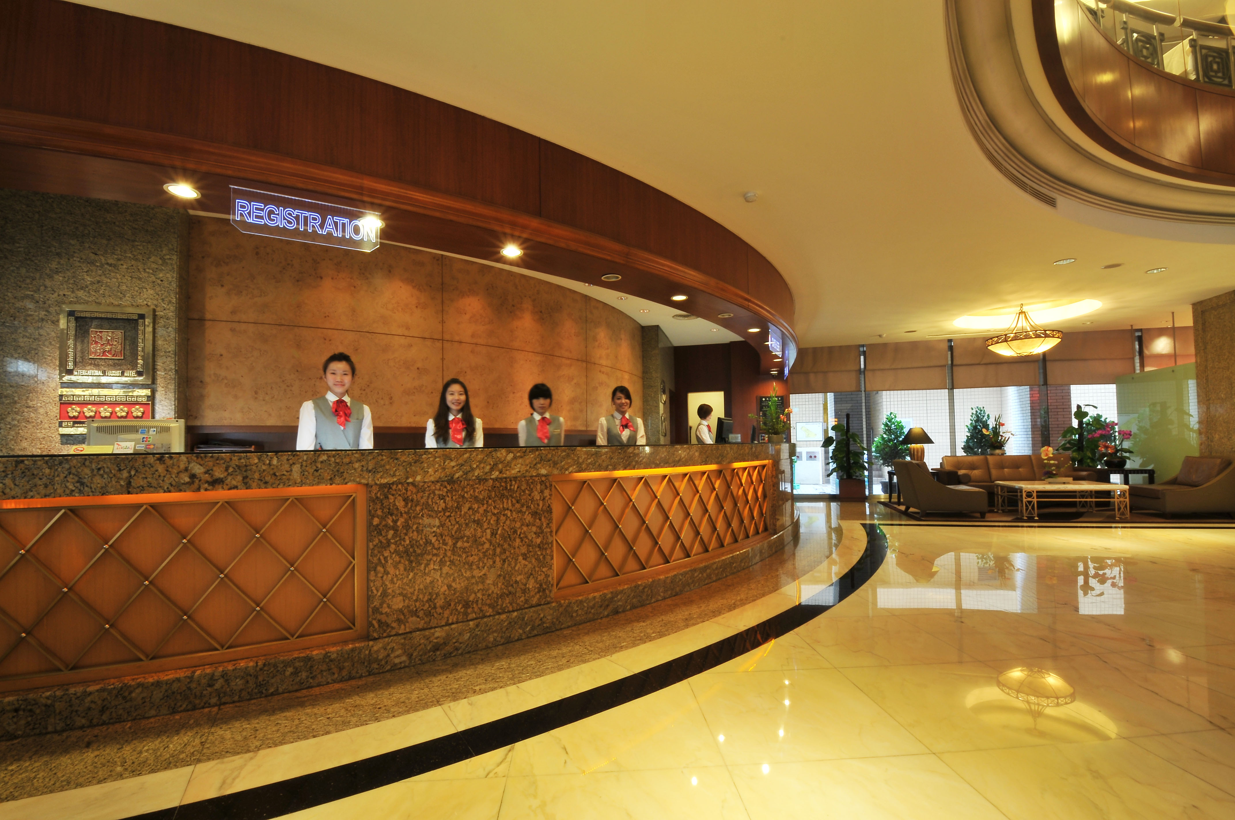 兄弟大飯店一樓大廳(客房接待櫃台)
The Lobby-1F(Front desk reception)