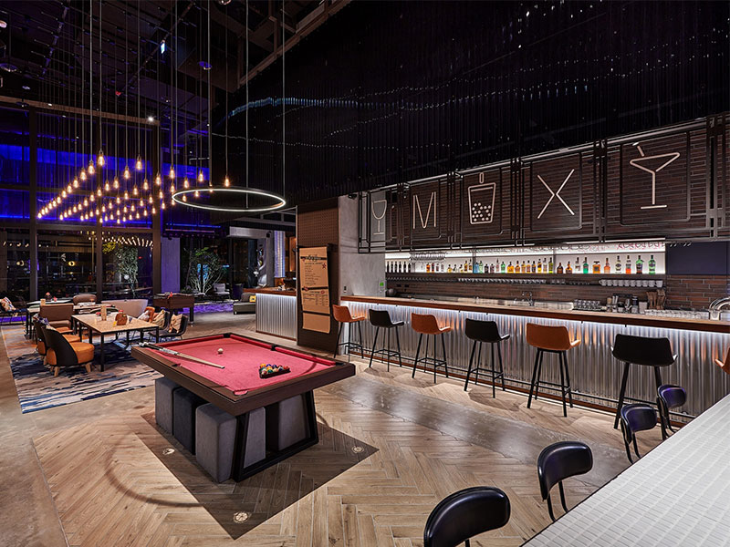 The Moxy Bar 1F
你初來乍到，想留下難忘的旅程，我們完全了解這些需求，一切就從在吧台上Check In開始！ 
不論是旅程累了想來一杯舒壓放鬆，或是Party過後滿足自己的飢腸轆轆，