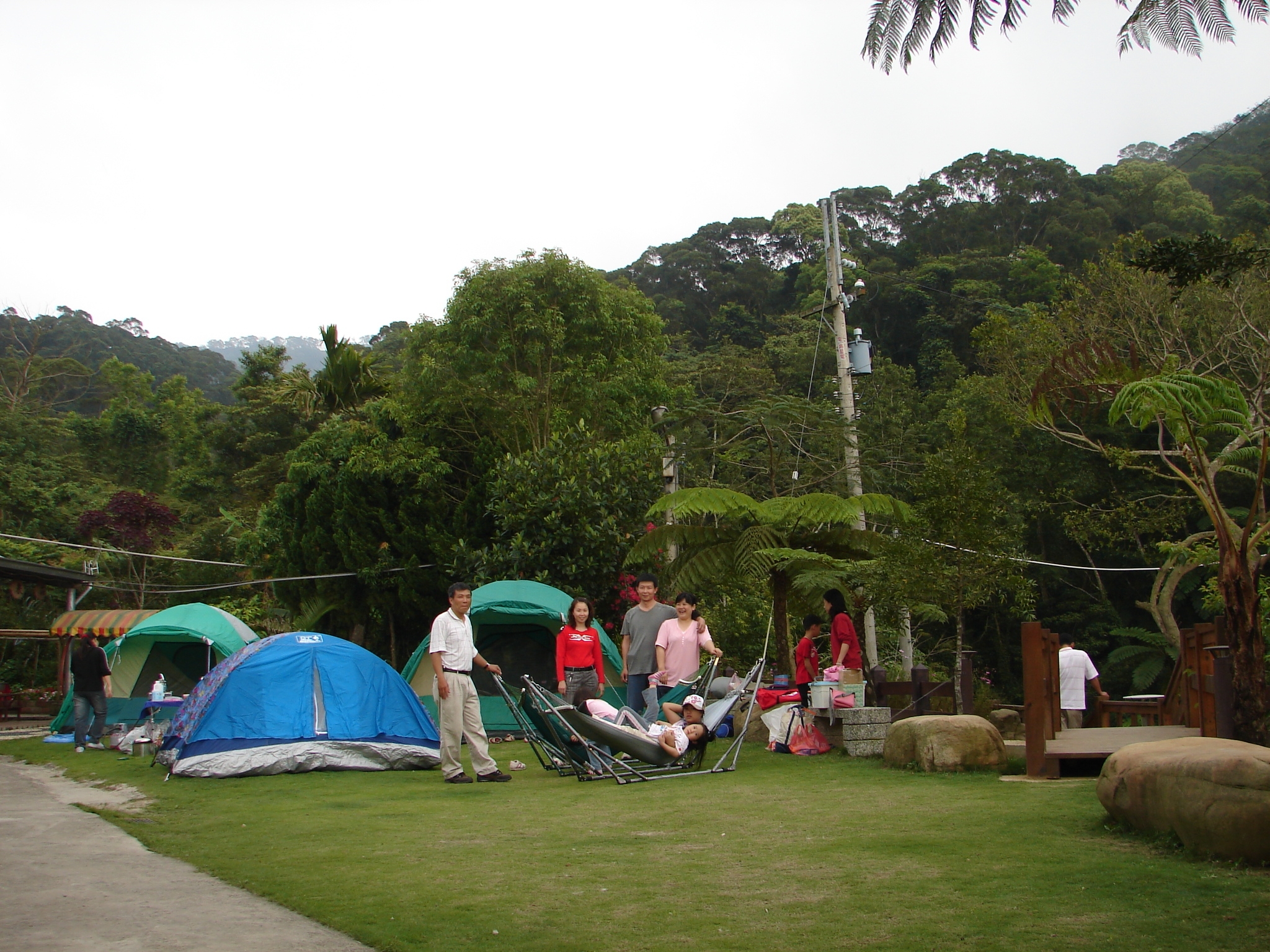 遊客草皮露營