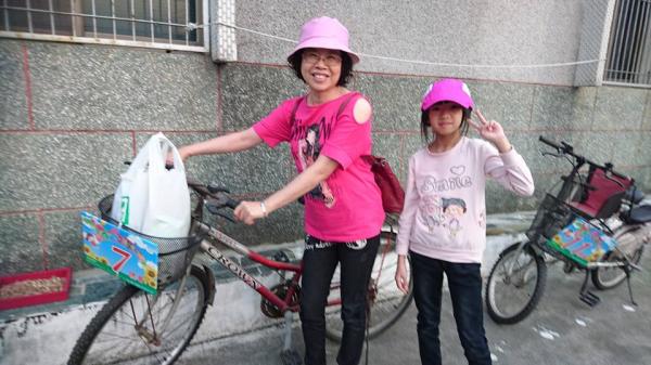 向陽旅客騎單車遊田野