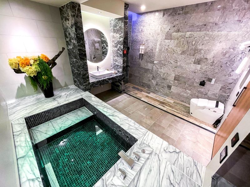 豪華雙人房（可加一床）
本房型主要提供情侶╱夫妻或小家庭旅遊住宿，提供三星65吋4K劇院級量子液晶電視，並附有雙人按摩浴池的大浴室。