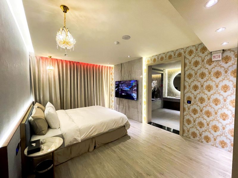 家庭雙人房（可加兩床）
本房型主要提供家庭成員4人以內的旅遊住宿，提供三星65吋4K劇院級量子液晶電視，並附有獨立加床空間及雙人按摩浴池的大浴室。