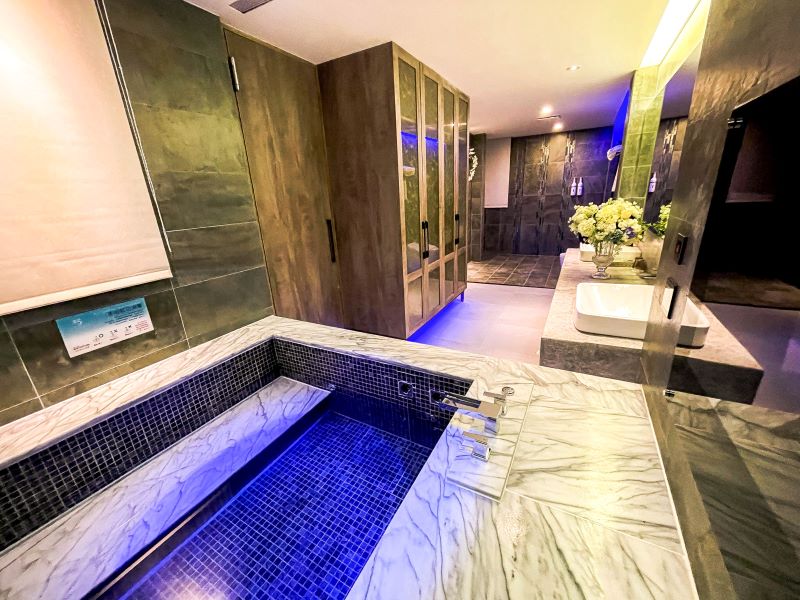 精選雙人房
本房型主要提供予需較高隱密性的情侶╱夫妻旅遊住宿，提供三星65吋4K劇院級量子液晶電視，並附有雙人按摩浴池的加大浴室。
