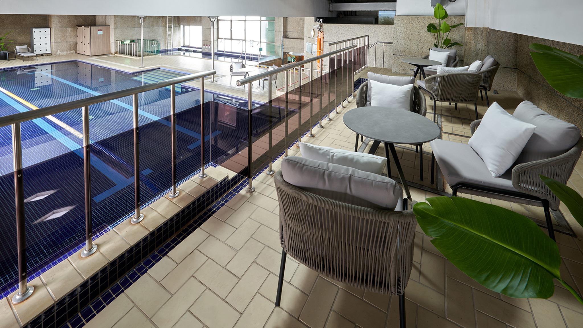 新竹福華大飯店-泳池上層休息區