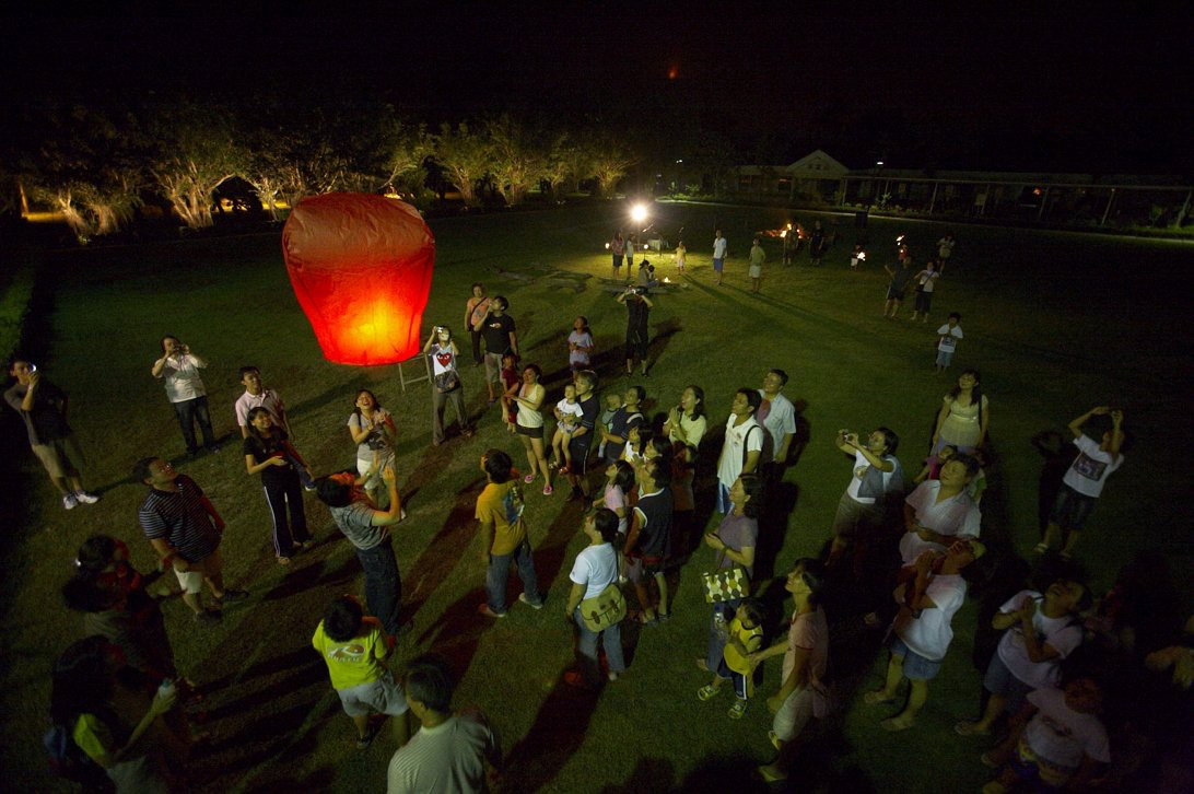 夜間天燈祈福，大家寫下願望，讓天燈載運這您滿滿的祝福與願望，緩緩升空，祈求上蒼賜福讓您美夢成真。