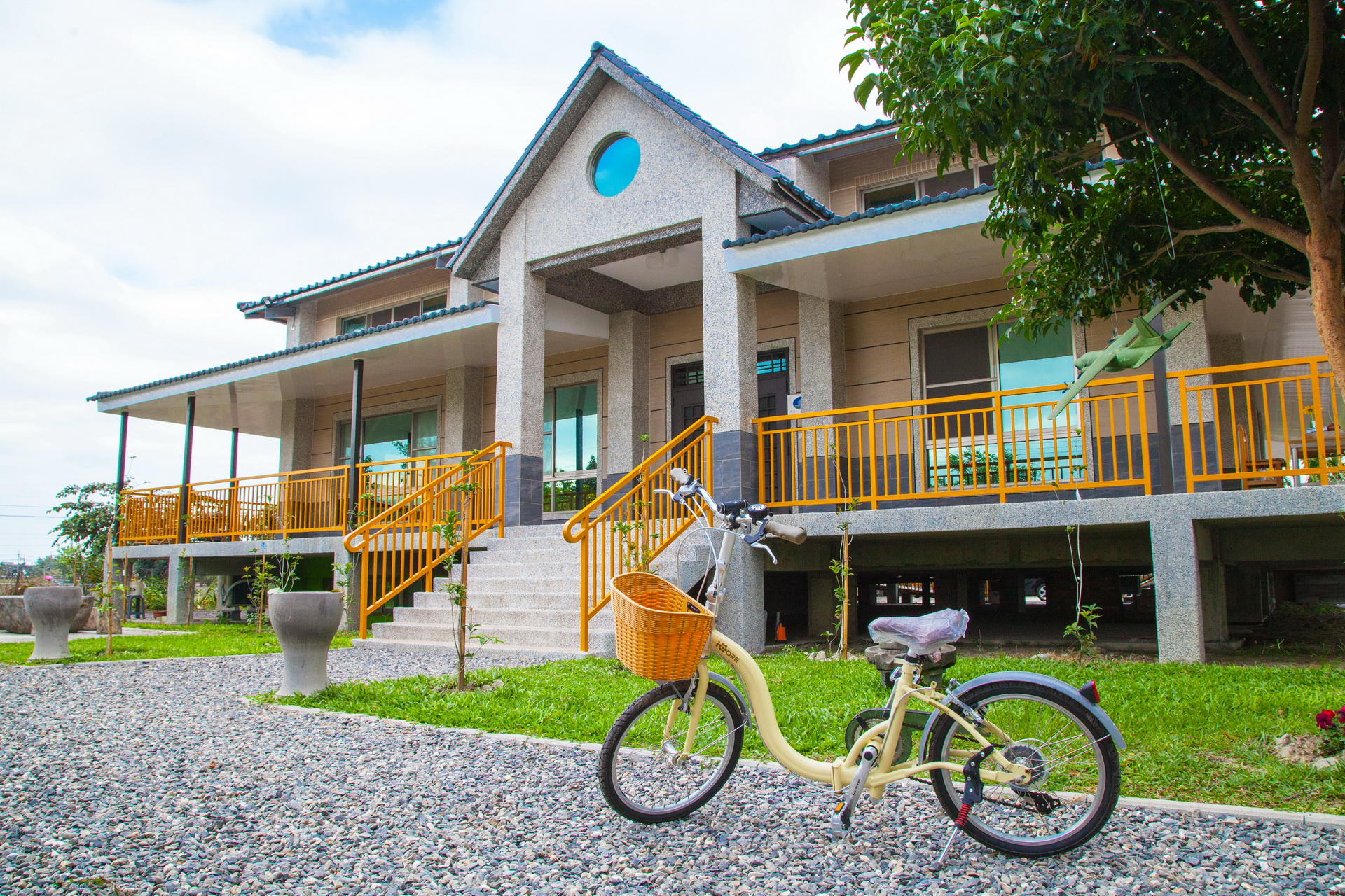 騎著自行車去逛逛吧！「屏東的家」亦提供自行車，閒暇之餘可至單車國道悠活運動喔！