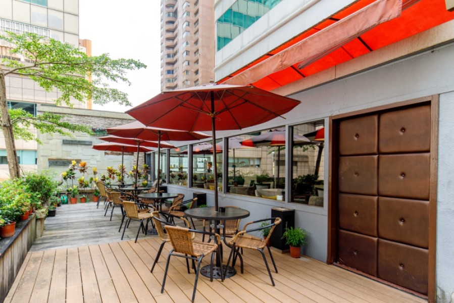 戶外露臺吸菸區 Balcony and Smoking Area 