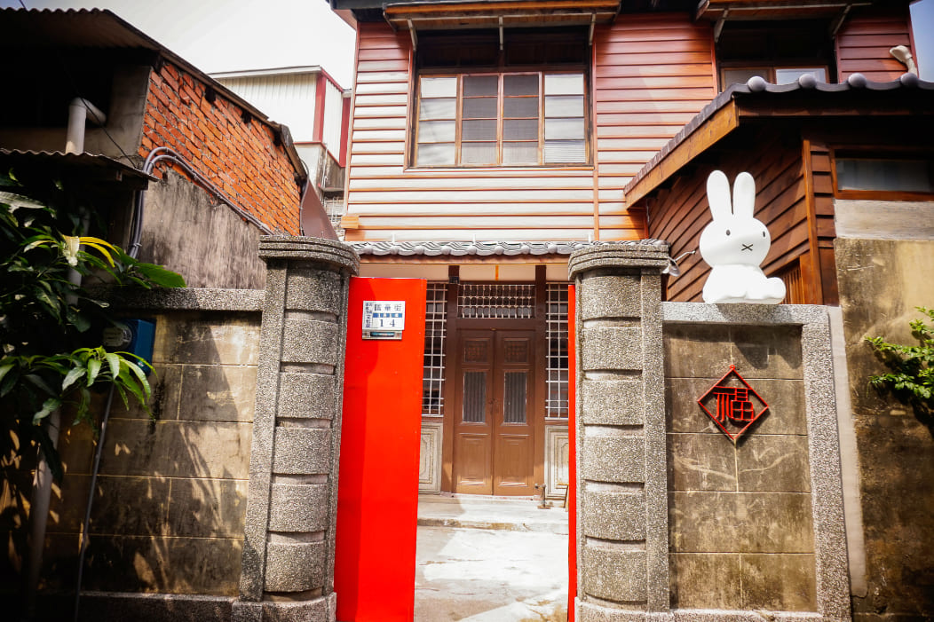 小小逐月坊(little-moonlight)為日治昭和時期所存留的老屋建築，維持原有的日式台灣街屋建築風格，棕色大門更顯古色古香。