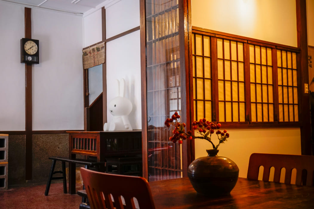 小小逐月坊(little-moonlight)，一樓客廳另一側為日本和式空間，另一角度望出屋內的風情。