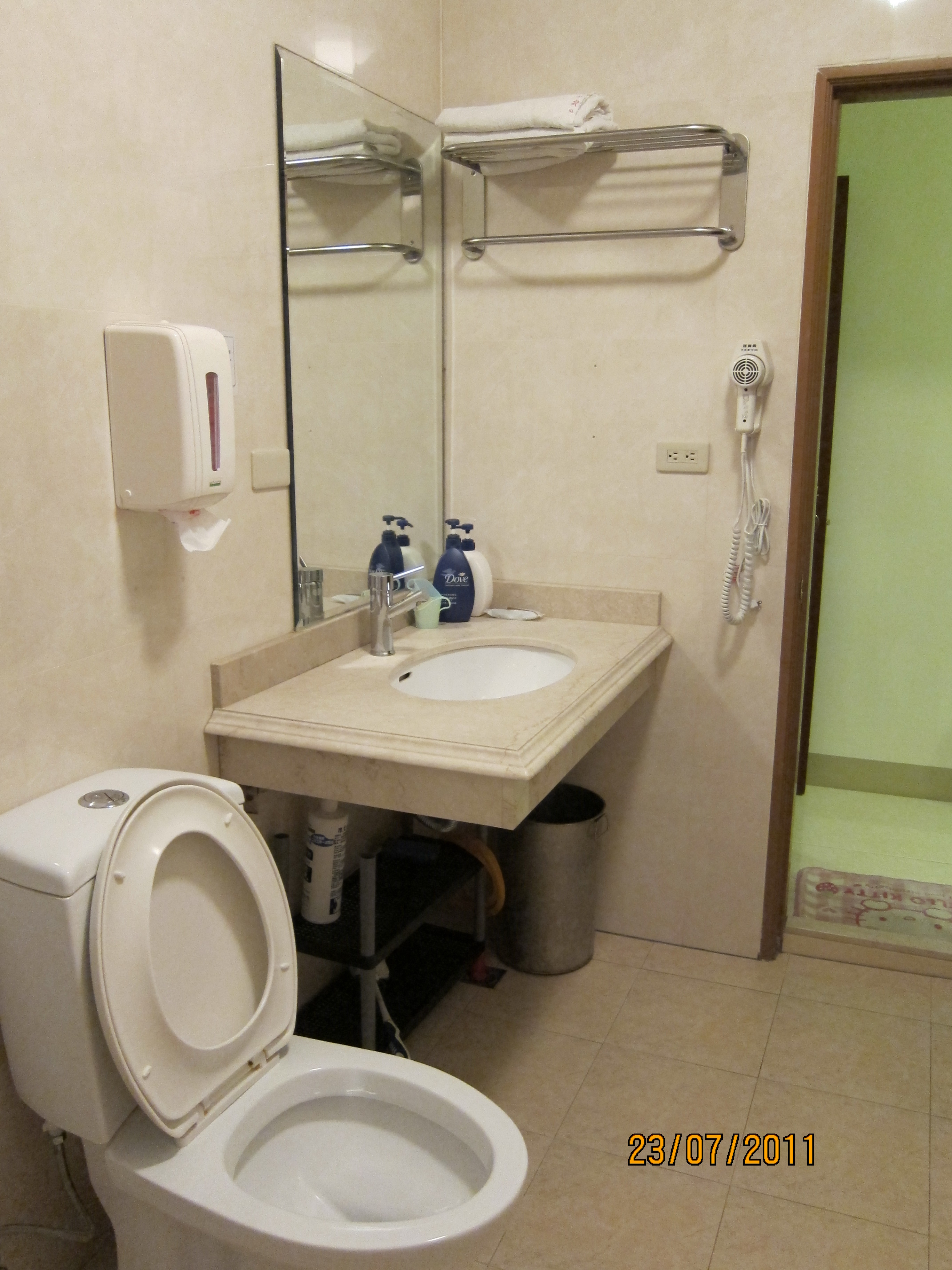 吹風機
浴巾
鏡子
淋浴設備
盥洗用品


