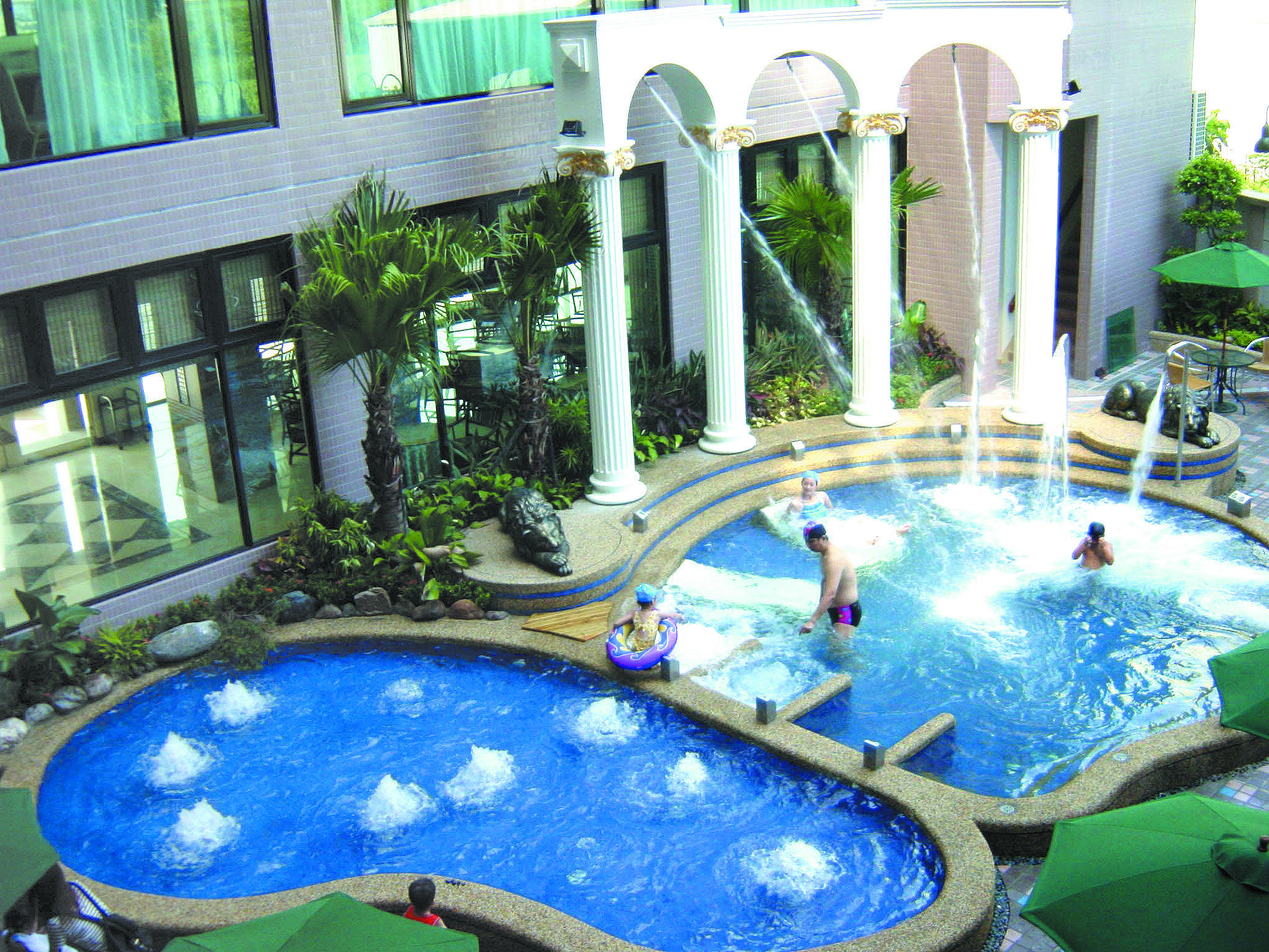 露天溫泉spa池，提供親子遊憩之處。