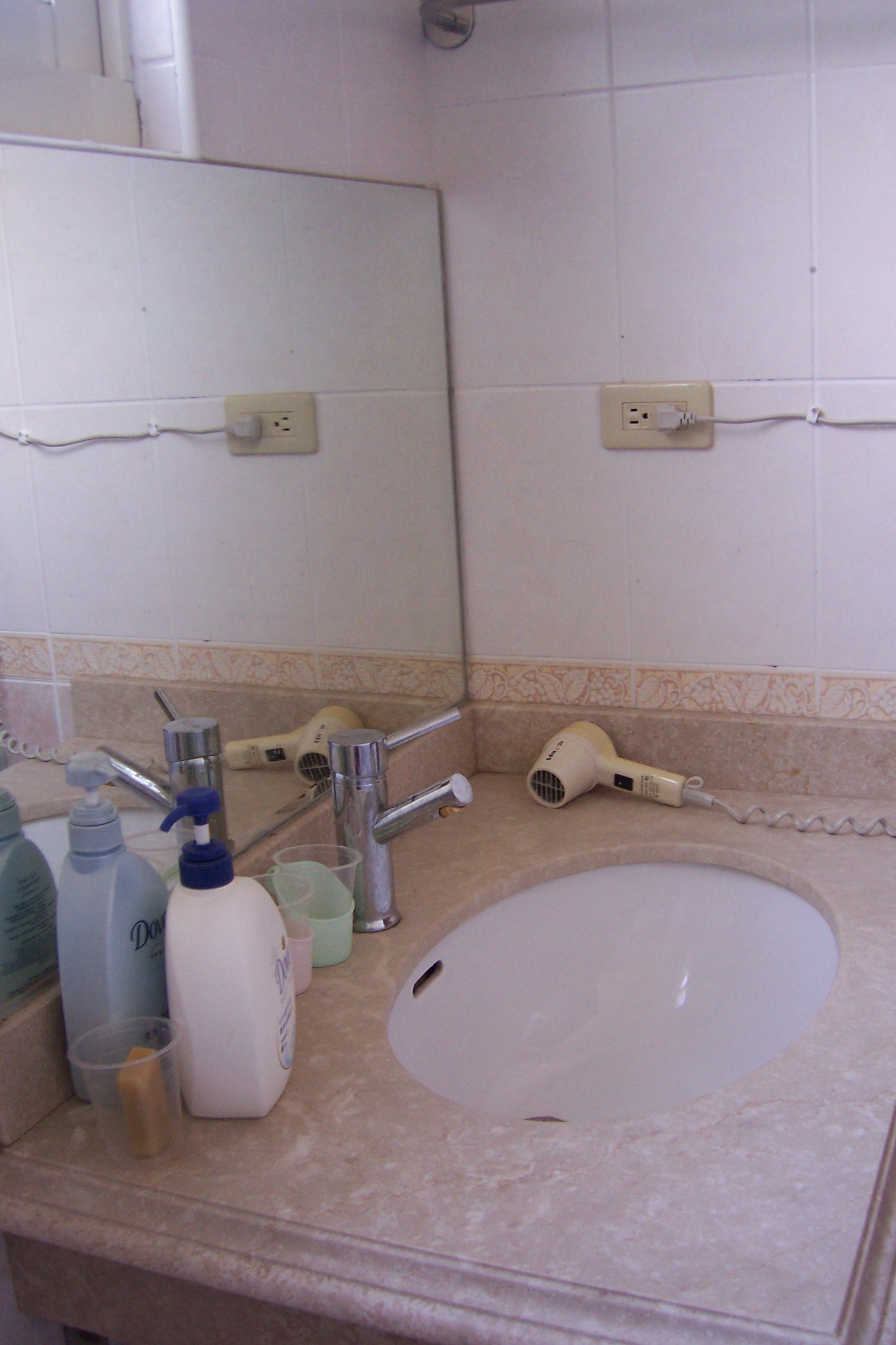 浴巾
淋浴設備
盥洗用品
鏡子
