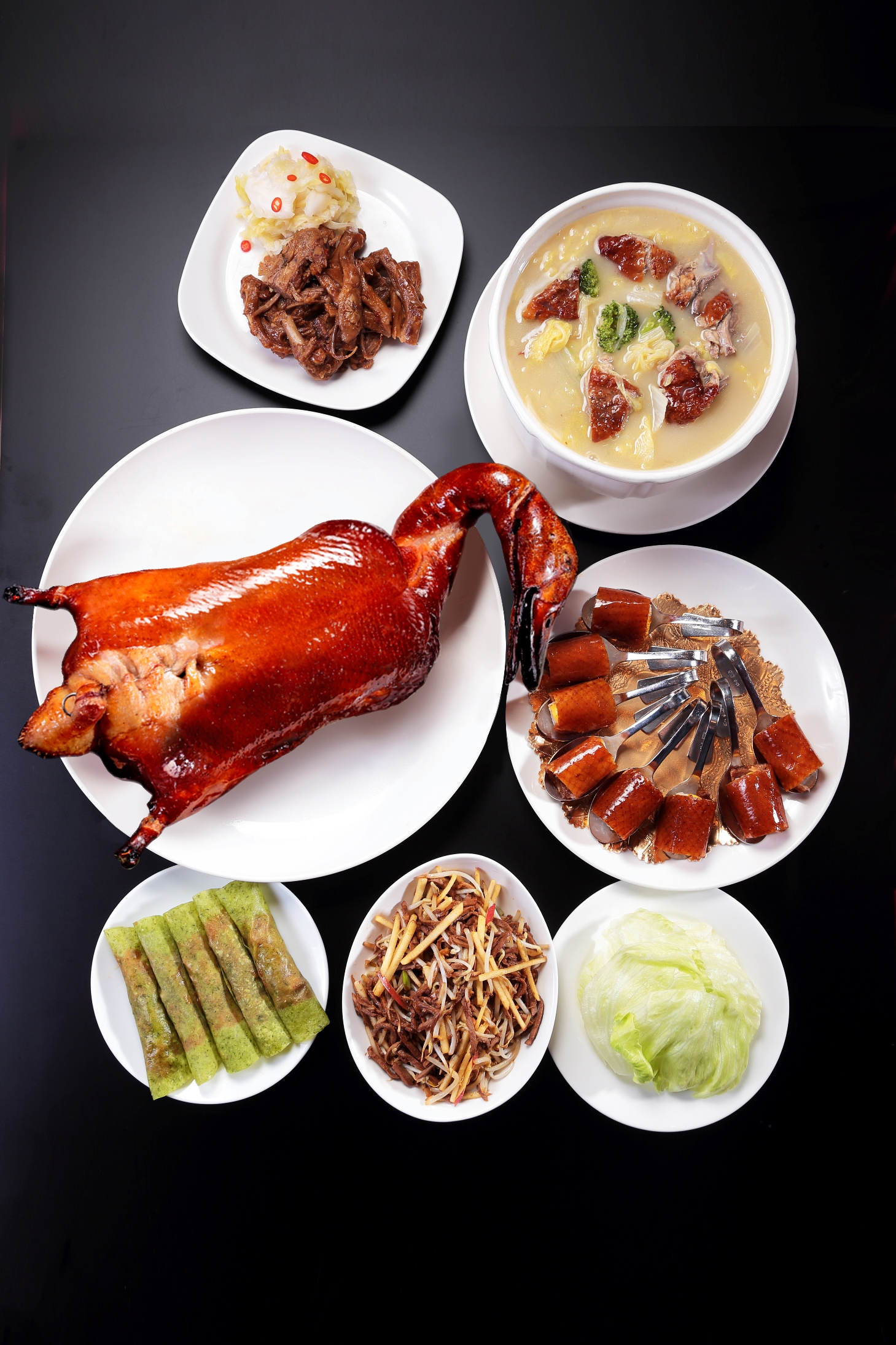 紅樓中式料理餐廳最受歡迎之櫻桃霸王鴨料理，採用桌邊片鴨服務，獨創五款吃法，美味風靡中港台！