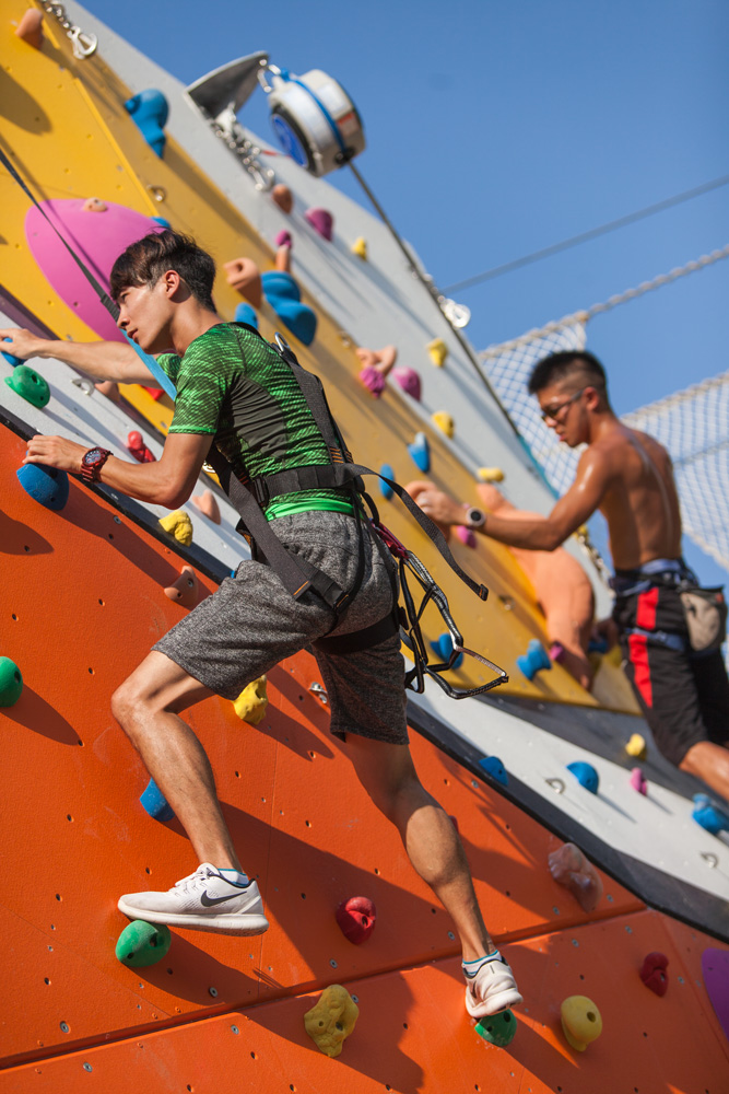 攀岩競技：像蜘蛛人一樣攀岩走壁，鍛鍊自己堅持嘗試的膽量。