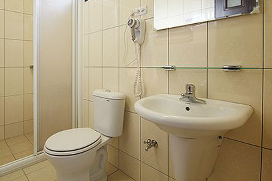 每間房型及衛浴設備皆相同，皆採乾溼分離式。