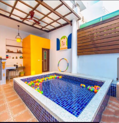 Pig House theme Bed and Breakfast1