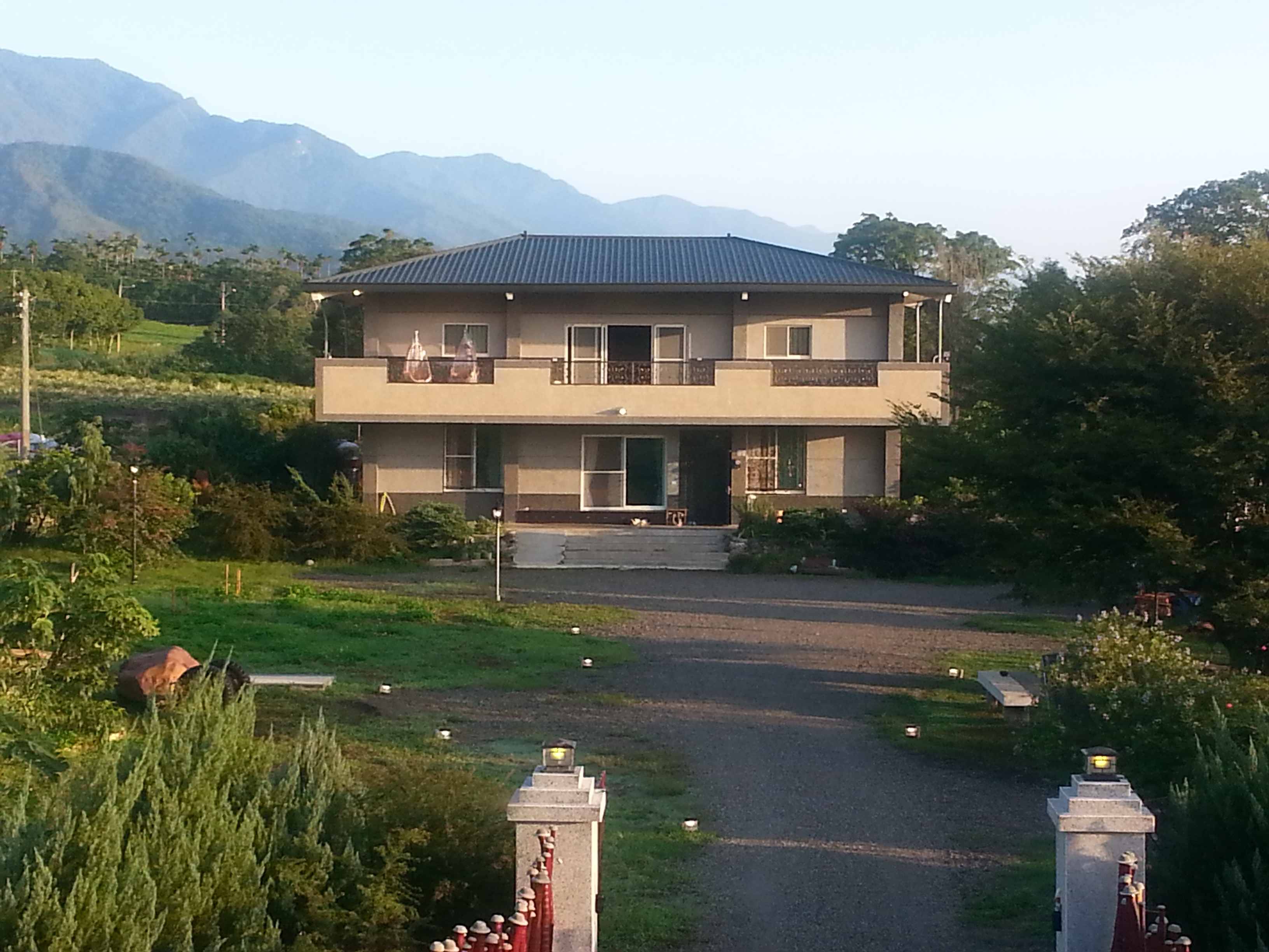 嘟嘟好民宿位於花東縱谷-永安村，東抱美人山(都蘭山)西望中央山脈，環滁皆山天然景色，林園田野是我們獨樹一幟的美景，雉雞振翅、青蛙呱呱、群鳥啾啾、禪聲唧唧，大自然的交響曲隨時隨地在這裡演奏著；前院有草皮可和寵物玩(邊界牧羊犬/麝香豬)，也可以讓小孩在我們專門準備的沙坑裡玩，旁邊有棵巨大櫸木和石桌可泡茶聊天享受徐徐涼風，在後院你能看見菜園/雞鴨鵝及上百種的果樹，讓你親手體驗採集水果、蔬菜的樂趣!體驗百分之百的鄉村生活!能在鄉下最歡迎的就是烤肉及『桶子雞』!自種的蔬果、自養的雞鴨鵝火雞及各種淡水魚，都是桌上的佳餚，傍晚時都能看見熱氣球自由飛及飛行傘翱翔天際；夜晚有滿片星空和流星在這裡無光害壯觀的閃耀著，還有很多很多驚喜等著大家一起來發現，希望有機會能為您服務。