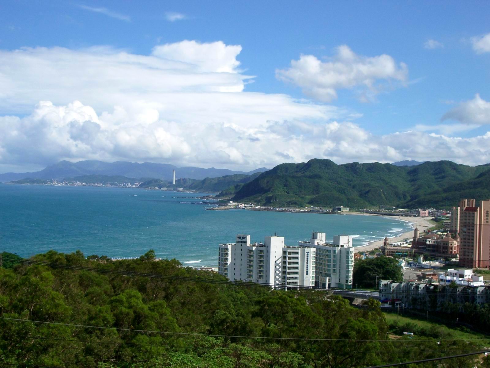 日間客房落地窗景-湛藍海景與藍天白雲