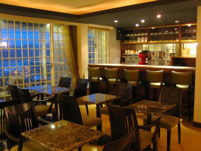 民宿附設海景咖啡廳 提供住客豐盛美味的下午茶和早餐