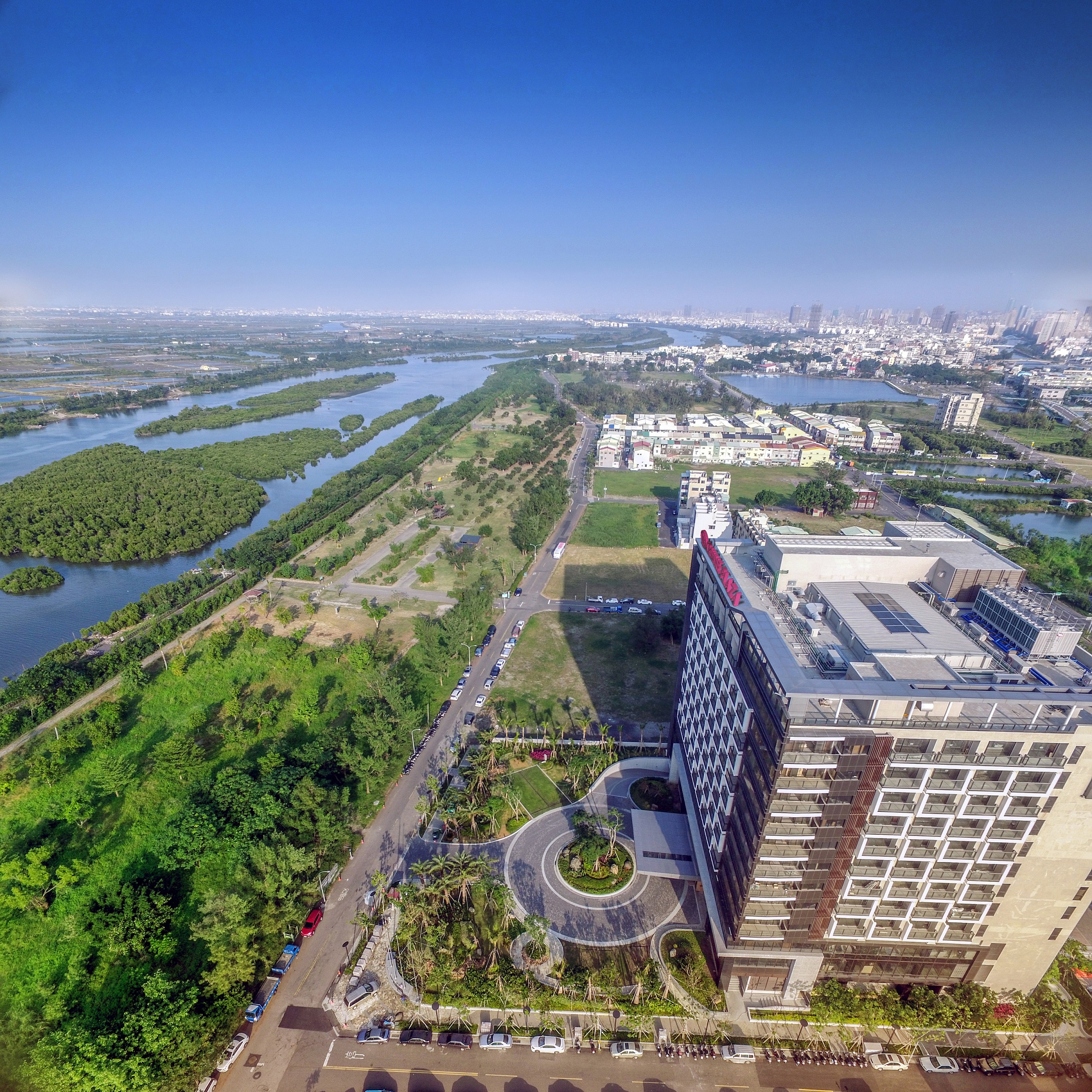 酒店空拍圖
鹽水溪水岸風情一覽無遺，亦是欣賞安平夕陽的絕佳觀賞好所在之一。