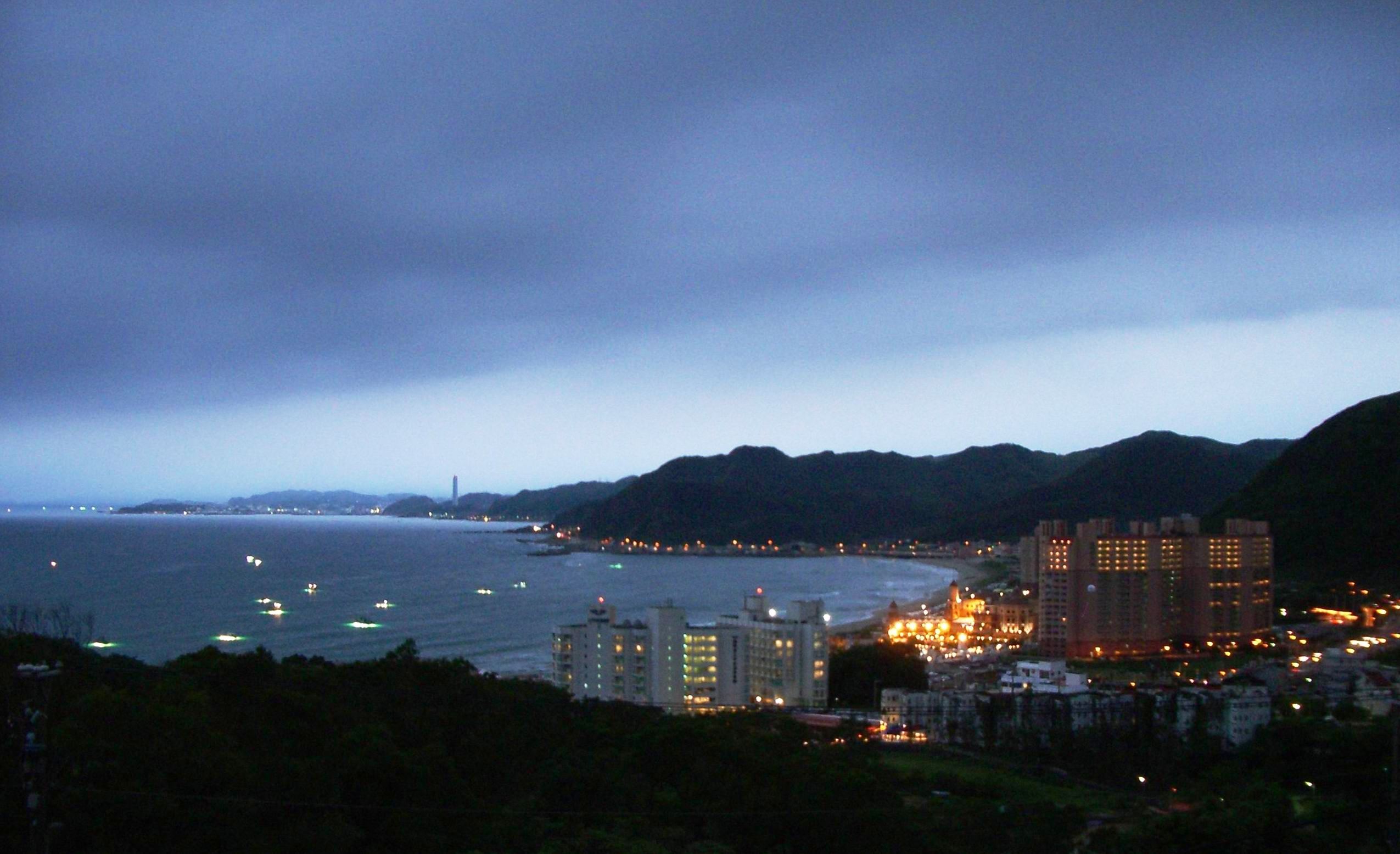 客房落地窗警-夜間海上的漁火與星光相輝映