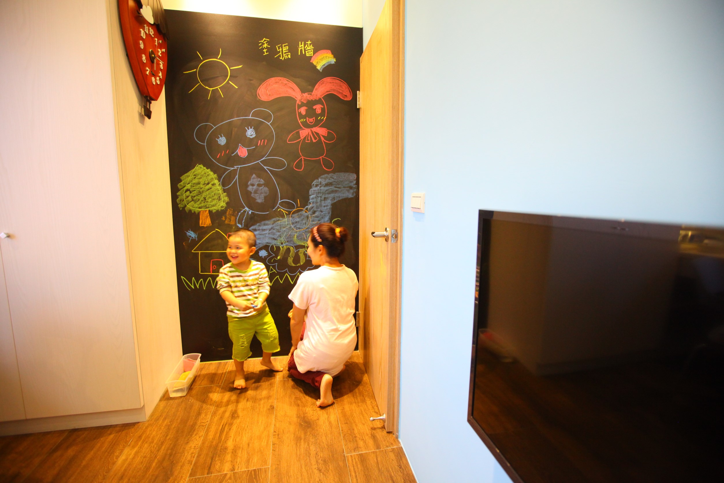 (意藍三人行)
有著大人小孩都喜愛的塗鴉牆，可以抒發入住者的心聲或給阿里阿里的留言建議，也是小朋友不吵鬧父母的最佳畫板